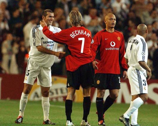 Onderwerp Subject: Real Madrid (3-1) Champions League Reklame: Club Team Country: Real Madrid Seizoen Season: 2002 2003 FOTO PHOTO: Real Madrid s Zinedine ZIDANE (L) shaking hands with Manchester s David BECKHAM (C) and Wes BROWN (C) shaking hands with ROBERTO CARLOS (R) MADRID ESP Content not available for redistribution in The Netherlands directly or indirectly through any third parties. Copyright: xBSRxAgencyx 03190408F0005