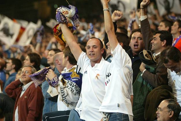 Onderwerp Subject: Real Madrid Champions League Reklame: Club Team Country: Real Madrid Seizoen Season: 2002 2003 FOTO PHOTO: Real Madrid s supporters celebrating MADRID ESP Content not available for redistribution in The Netherlands directly or indirectly through any third parties. Copyright: xBSRxAgencyx 03190408E8DA3681
