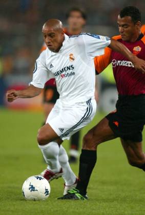 Onderwerp Subject: Real Madrid Champions League Club Team Country: Real Madrid Seizoen Season: 2002 2003 FOTO PHOTO: Real Madrid s Roberto CARLOS in duel ROME ITA Content not available for redistribution in The Netherlands directly or indirectly through any third parties. Copyright: xBSRxAgencyx 02190917362C6304