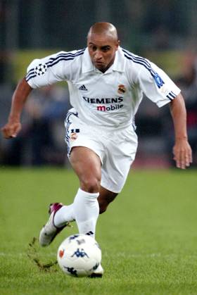Onderwerp Subject: Real Madrid Champions League Club Team Country: Real Madrid Seizoen Season: 2002 2003 FOTO PHOTO: Real Madrid s ROBERTO CARLOS ROME ITA Content not available for redistribution in The Netherlands directly or indirectly through any third parties. Copyright: xBSRxAgencyx 02190917362C6185