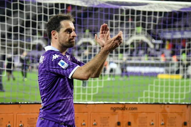 Foto Massimo Paolone LaPresse 26 Febbraio 2024 - Firenze, Italia - calcio - Fiorentina vs Lazio - Campionato italiano di calcio Serie A TIM 2023 2024 - Stadio Artemio Franchi. Nella foto: Giacomo Bonaventura (ACF Fiorentina) esultanza a fine gara February 26, 2024 Florence, Italy - sport, calcio - Fiorentina vs Lazio - Italian Serie A Football Championship 2023 2024 - Artemio Franchi Stadium. In the pic: Giacomo Bonaventura (ACF Fiorentina) celebrates Copyright: xMassimoxPaolone LaPressex