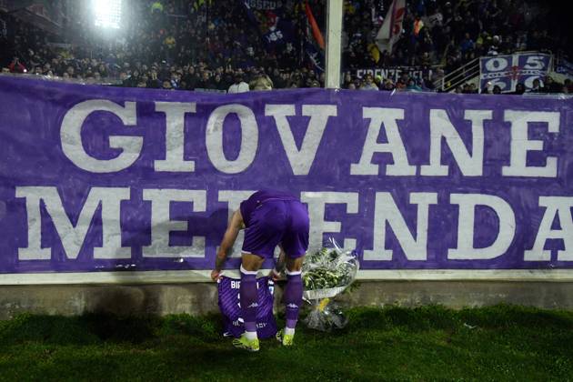 Foto Massimo Paolone LaPresse 26 Febbraio 2024 - Firenze, Italia - calcio - Fiorentina vs Lazio - Campionato italiano di calcio Serie A TIM 2023 2024 - Stadio Artemio Franchi. Nella foto: Cristiano Biraghi (ACF Fiorentina) lascia fiori al giovane Merenda scomparso February 26, 2024 Florence, Italy - sport, calcio - Fiorentina vs Lazio - Italian Serie A Football Championship 2023 2024 - Artemio Franchi Stadium. In the pic: Cristiano Biraghi (ACF Fiorentina) flowes Copyright: xMassimoxPaolone LaPressex