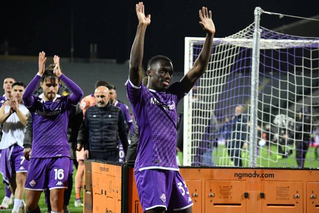 Foto Massimo Paolone LaPresse 26 Febbraio 2024 - Firenze, Italia - calcio - Fiorentina vs Lazio - Campionato italiano di calcio Serie A TIM 2023 2024 - Stadio Artemio Franchi. Nella foto: Michael Kayode (ACF Fiorentina) esultanza a fine gara con i compagni della Fiorentina February 26, 2024 Florence, Italy - sport, calcio - Fiorentina vs Lazio - Italian Serie A Football Championship 2023 2024 - Artemio Franchi Stadium. In the pic: Michael Kayode (ACF Fiorentina) celebrates Copyright: xMassimoxPaolone LaPressex