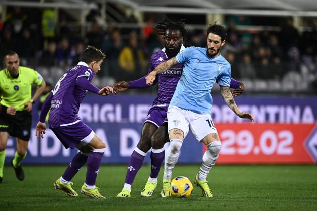 Foto Massimo Paolone LaPresse 26 Febbraio 2024 - Firenze, Italia - calcio - Fiorentina vs Lazio - Campionato italiano di calcio Serie A TIM 2023 2024 - Stadio Artemio Franchi. Nella foto: Luis Alberto (SS Lazio) in azione contrastato da M Bala Nzola (ACF Fiorentina) e Maxime Lopez (ACF Fiorentina) February 26, 2024 Florence, Italy - sport, calcio - Fiorentina vs Lazio - Italian Serie A Football Championship 2023 2024 - Artemio Franchi Stadium. In the pic: Luis Alberto (SS Lazio) competes for the ball with M Bala Nzola (ACF Fiorentina) and Maxime Lopez (ACF Fiorentina) Copyright: xMassimoxPaolone LaPressex