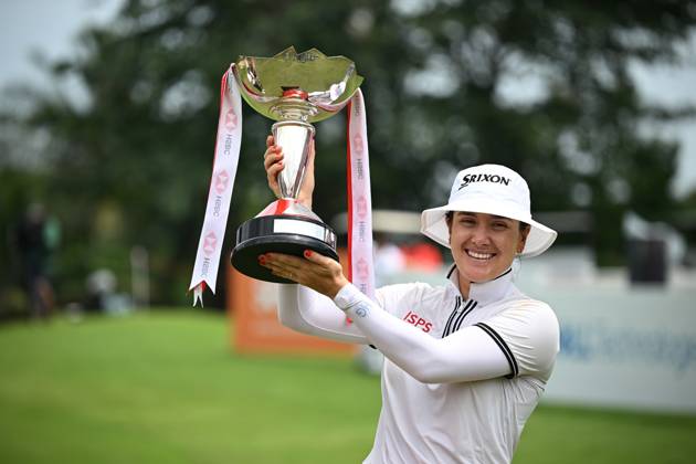 (240303) -- SINGAPORE, March 3, 2024 -- Hannah Green of Australia holds up the trophy to celebrate after winning the HSBC Women s World Championship, WM, Weltmeisterschaft held at the Singapore s Sentosa Golf Club on March 3, 2024. (Photo by Then Chih Wey Xinhua) (SP)SINGAPORE-GOLF-WOMEN S WORLD CHAMPIONSHIP XinxJiapo 
