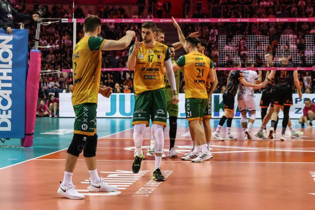 Tauron Polish Mens Volleyball Cup 2024 - final - Jastrzebski Wegiel vs Aluron CMC Warta Zawiercie 03.03.2024 Krakow (Cracow) Poland, Voleyball (siatkowka), Tauron Polish Mens Volleyball Cup - final (TAURON Puchar Polski Mezczyzn 2024), Sezon (Season) 2024, Jastrzebski Wegiel - Aluron CMC Warta Zawiercie op: Bartosz Kwolek, Trevor Clevenot - win celebraion celebracja zwyciestwa) Copyright: xKonradxSwieradx 128A7509