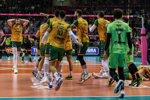 Tauron Polish Mens Volleyball Cup 2024 - final - Jastrzebski Wegiel vs Aluron CMC Warta Zawiercie 03.03.2024 Krakow (Cracow) Poland, Voleyball (siatkowka), Tauron Polish Mens Volleyball Cup - final (TAURON Puchar Polski Mezczyzn 2024), Sezon (Season) 2024, Jastrzebski Wegiel - Aluron CMC Warta Zawiercie op: Aluron CMC Warta Zawiercie - win celebraion celebracja zwyciestwa) Copyright: xKonradxSwieradx 128A7703