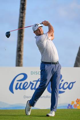 RIO GRANDE, PR - MARCH 07: Brice Garnett (USA) watches his tee shot on 13 during Rd1 of the Puerto Rico Open at Grand Reserve Country Club (Old) on March 7, 2024, in Rio Grande, Puerto Rico. (Photo by Ken Murray Icon Sportswire) GOLF: MAR 07 PGA, Golf Herren Puerto Rico Open EDITORIAL USE ONLY Icon240307013