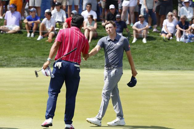 PONTE VEDRA BEACH, FL - MARCH 15: PGA, Golf Herren golfer Hideki Matsuyama shakes hands with Matt Fitzpatrick after finishing on the 9th hole during The Players Championship on March 15, 2024, at TPC Sawgrass in Ponte Vedra Beach, Florida. (Photo by Brian Spurlock Icon Sportswire) GOLF: MAR 15 PGA THE PLAYERS Championship EDITORIAL USE ONLY Icon24031517
