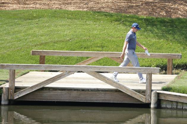 PONTE VEDRA BEACH, FL - MARCH 15: PGA, Golf Herren golfer Matt Fitzpatrick walks across a bridge on the 9th hole during The Players Championship on March 15, 2024, at TPC Sawgrass in Ponte Vedra Beach, Florida. (Photo by Brian Spurlock Icon Sportswire) GOLF: MAR 15 PGA THE PLAYERS Championship EDITORIAL USE ONLY Icon24031520