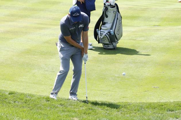 PONTE VEDRA BEACH, FL - MARCH 15: PGA, Golf Herren golfer Matt Fitzpatrick chips on the 9th hole during The Players Championship on March 15, 2024, at TPC Sawgrass in Ponte Vedra Beach, Florida. (Photo by Brian Spurlock Icon Sportswire) GOLF: MAR 15 PGA THE PLAYERS Championship EDITORIAL USE ONLY Icon24031521