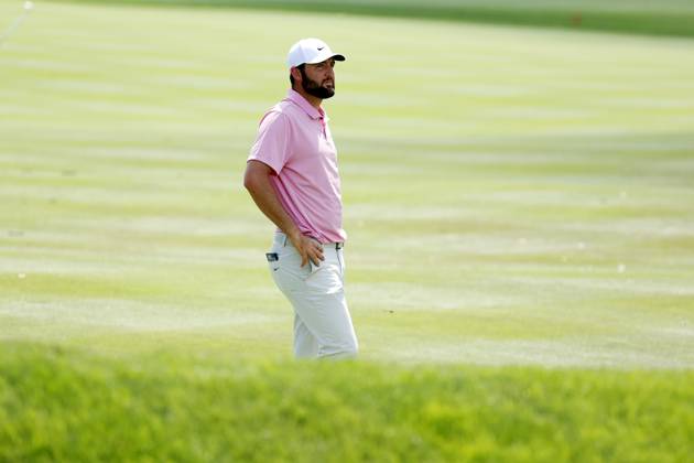 PONTE VEDRA BEACH, FL - MARCH 15: PGA, Golf Herren golfer Scottie Scheffler looks where to play his next shot on the 9th hole during The Players Championship on March 15, 2024, at TPC Sawgrass in Ponte Vedra Beach, Florida. (Photo by Brian Spurlock Icon Sportswire) GOLF: MAR 15 PGA THE PLAYERS Championship EDITORIAL USE ONLY Icon24031529