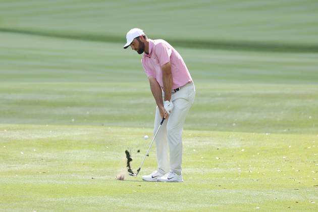 PONTE VEDRA BEACH, FL - MARCH 15: PGA, Golf Herren golfer Scottie Scheffler hits out of the fairway on the 9th hole during The Players Championship on March 15, 2024, at TPC Sawgrass in Ponte Vedra Beach, Florida. (Photo by Brian Spurlock Icon Sportswire) GOLF: MAR 15 PGA THE PLAYERS Championship EDITORIAL USE ONLY Icon24031530