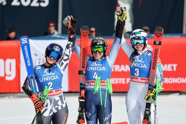 Bilder des Jahres 2024, Sport 03 März Sport Themen der Woche KW11 Sport Bilder des Tages ALPINE SKIING - FIS WC Final Saalbach SAALBACH,AUSTRIA,17.MAR.24 - ALPINE SKIING - FIS World Cup Final, giant slalom, ladies. Image shows the rejoicing of Alice Robinson (NZL), Federica Brignone (ITA) and Thea Louise Stjernesund (NOR). GEPAxpictures xWolfgangxGrebien