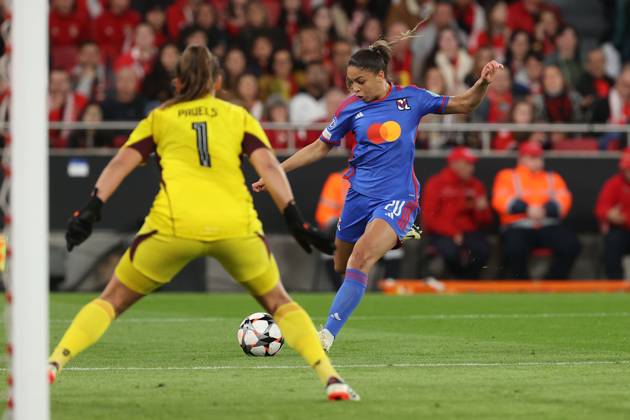 Lisbon, Portugal, Tuesday 19 March 2024 UEFA Women s Champions League 2023 24 1 4 Final SL Benfica Olympique Lyon, Lena Pauels SL Benfica , Delphine Cascarino Olympique Lyon shot on goal Copyright: JoaquimxFerreira