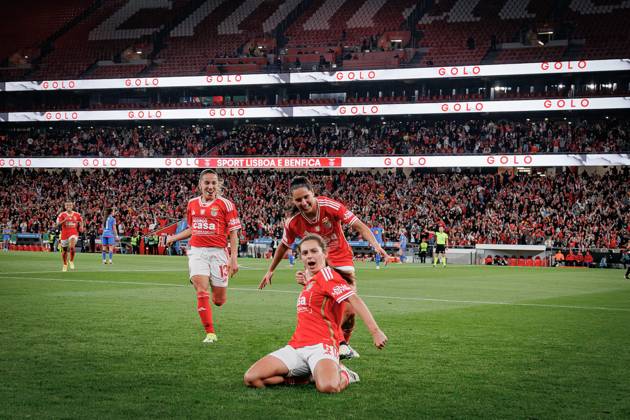 Players of Benfica celebrate after goal scored by Andreia Faria during UEFA Women Champions League 23 24 game between SL Benfica and Olympique Lyonnaise at Estadio Da Luz, Lisbon, Portugal. (Maciej Rogowski) Lisbon Estadio Da Luz Portugal Copyright: xMaciejxRogowskix SLBOL-01