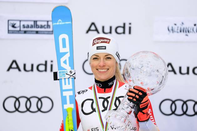 Bilder des Jahres 2024, Sport 03 März Sport Themen der Woche KW12 Sport Bilder des Tages ALPINE SKIING - FIS WC Final Saalbach SAALBACH,AUSTRIA,23.MAR.24 - ALPINE SKIING - FIS World Cup Final, award ceremony for the Overall Cup Ladies. Image shows Lara Gut-Behrami (SUI). Keywords: crystal globe. GEPAxpictures xMarioxBuehner-Wei