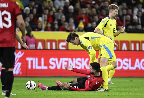STOCKHOLM , SWEDEN 20240325 Swedens Victor Nilsson Lindelöf right and Albanias Armando Broja during Mondays international football match between Sweden and Albania at Friends Arena STOCKHOLM SWEDEN x10070x  Copyright: xJessicaxGow TTx LANDSKAMP SVERIGE-ALBANIEN