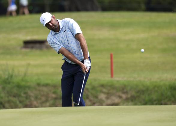HOUSTON, TX - MARCH 29: Scottie Scheffler (USA) chips the ball on 1 green during Round 2 of the PGA, Golf Herren Texas Children™s Houston Open at Memorial Park Golf Course on March 29, 2024 in Houston, Texas. (Photo by Leslie Plaza Johnson Icon Sportswire) GOLF: NOV 10 PGA Cadence Bank Houston Open EDITORIAL USE ONLY Icon2403290162