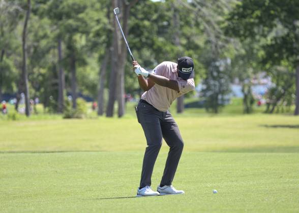 HOUSTON, TX - MARCH 29: Sahith Theegala (USA) hits his approach shot on 6 during Round 2 of the PGA, Golf Herren Texas Children™s Houston Open at Memorial Park Golf Course on March 29, 2024 in Houston, Texas. (Photo by Leslie Plaza Johnson Icon Sportswire) GOLF: NOV 10 PGA Cadence Bank Houston Open EDITORIAL USE ONLY Icon2403290372