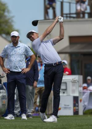 HOUSTON, TX - MARCH 29: Will Zalatoris (USA) watches his tee shot on 1 during Round 2 of the PGA, Golf Herren Texas Children™s Houston Open at Memorial Park Golf Course on March 29, 2024 in Houston, Texas. (Photo by Leslie Plaza Johnson Icon Sportswire) GOLF: NOV 10 PGA Cadence Bank Houston Open EDITORIAL USE ONLY Icon2403290592