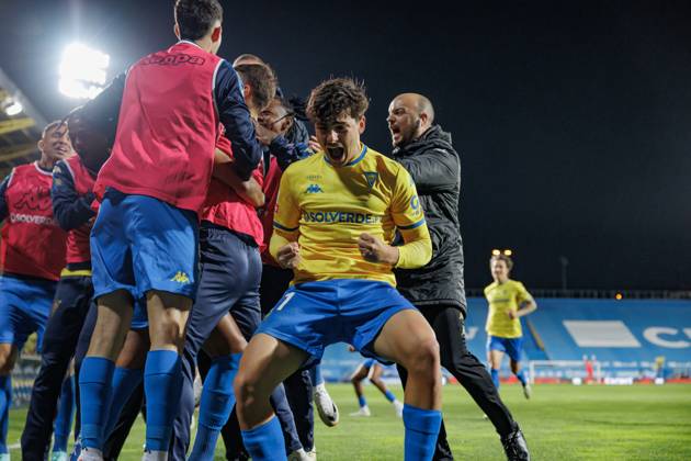 Team of Estoril celebrates after goal scored by Cassiano during Liga Portugal game between GD Estoril Praia and FC Porto at Estadio Antonio Coimbra da Mota, Estoril, Lisbon, Portugal. (Maciej Rogowski) Lisbon Estadio Antonio Coimbra da Mota Portugal Copyright: xMaciejxRogowskix gdepfcp-18