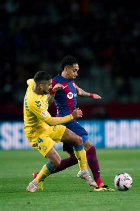 (240331) -- BARCELONA, March 31, 2024 -- FC Barcelona, Barca s Raphinha (R) vies with Alex Suarez of Las Palmas during the Spanish league (La Liga) football match between FC Barcelona and Las Palmas in Barcelona, Spain, March 30, 2024. (Photo by Xinhua) (SP)SPAIN-BARCELONA-FOOTBALL-LA LIGA-BARCELONA VS LAS PALMAS JoanxGosa