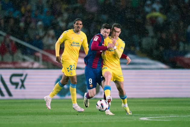 (240331) -- BARCELONA, March 31, 2024 -- FC Barcelona, Barca s Robert Lewandowski (C) breaks through during the Spanish league (La Liga) football match between FC Barcelona and Las Palmas in Barcelona, Spain, March 30, 2024. (Photo by Xinhua) (SP)SPAIN-BARCELONA-FOOTBALL-LA LIGA-BARCELONA VS LAS PALMAS JoanxGosa