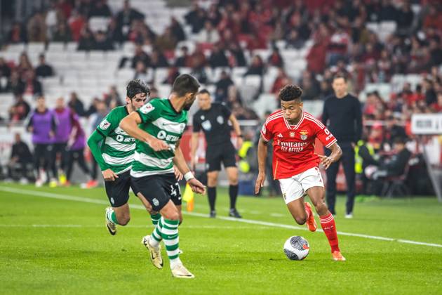 April 2, 2024, Lisbon, Portugal: David Neres of SL Benfica (R) with Ricardo Esgaio (C) and Francisco Trincao (L) of Sporting CP in action during the Portuguese Cup Semi Final 2nd Leg match between SL Benfica and Sporting CP at Estadio da Luz. Lisbon Portugal - ZUMAs197 20240402_aaa_s197_141 Copyright: xHenriquexCasinhasx