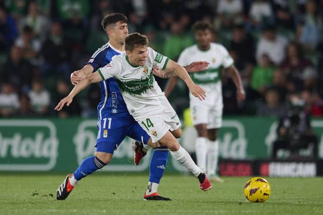 LaLiga Hypermotion, Elche CF v Real Oviedo ELCHE, SPAIN - APRIL 5: Santiago Colombatto Defensive Midfield of Real Oviedo competes for the ball with Aleix Febas Central Midfield of Elche CF during the LaLiga Hypermotion match between Elche CF and Real Oviedo at Manuel Martinez Valero Stadium, on April 5, 2024 in Elche, Spain. (Photo By Francisco Macia Photo Players Images) Elche Estadio Manuel Martinez Valero Alicante Spain Copyright: xFranciscoxMacia PhotoxPlayersxImages,xFranciscoxMacia PhotoxPlayersxImx