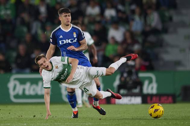 LaLiga Hypermotion, Elche CF v Real Oviedo ELCHE, SPAIN - APRIL 5: Santiago Colombatto Defensive Midfield of Real Oviedo competes for the ball with Aleix Febas Central Midfield of Elche CF during the LaLiga Hypermotion match between Elche CF and Real Oviedo at Manuel Martinez Valero Stadium, on April 5, 2024 in Elche, Spain. (Photo By Francisco Macia Photo Players Images) Elche Estadio Manuel Martinez Valero Alicante Spain Copyright: xFranciscoxMacia PhotoxPlayersxImages,xFranciscoxMacia PhotoxPlayersxImx