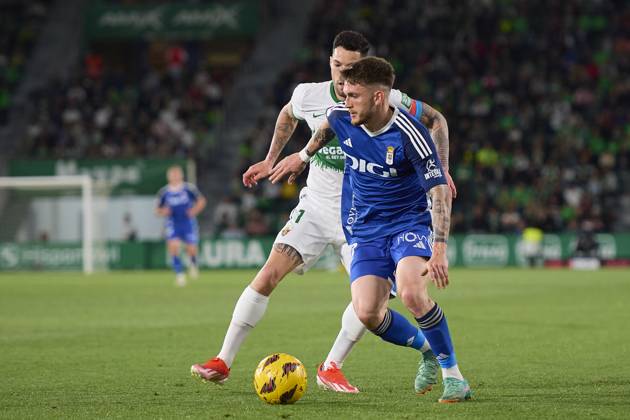 LaLiga Hypermotion, Elche CF v Real Oviedo ELCHE, SPAIN - APRIL 5: Viti Rozada Right Winger of Real Oviedo competes for the ball with Tete Morente Left Winger of Elche CF during the LaLiga Hypermotion match between Elche CF and Real Oviedo at Manuel Martinez Valero Stadium, on April 5, 2024 in Elche, Spain. (Photo By Francisco Macia Photo Players Images) Elche Estadio Manuel Martinez Valero Alicante Spain Copyright: xFranciscoxMacia PhotoxPlayersxImagesx
