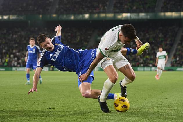 LaLiga Hypermotion, Elche CF v Real Oviedo ELCHE, SPAIN - APRIL 5: Francisco Mascarenha Centre-Forward of Real Oviedo competes for the ball with Nico Fernandez Left-Back of Elche CF during the LaLiga Hypermotion match between Elche CF and Real Oviedo at Manuel Martinez Valero Stadium, on April 5, 2024 in Elche, Spain. (Photo By Francisco Macia Photo Players Images) Elche Estadio Manuel Martinez Valero Alicante Spain Copyright: xFranciscoxMacia PhotoxPlayersxImagesx