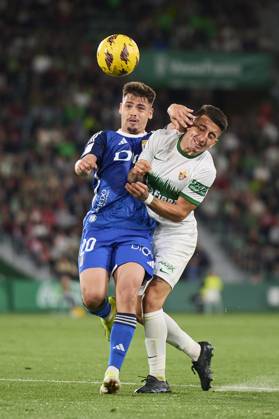 LaLiga Hypermotion, Elche CF v Real Oviedo ELCHE, SPAIN - APRIL 5: Francisco Mascarenha Centre-Forward of Real Oviedo competes for the ball with Nico Fernandez Left-Back of Elche CF during the LaLiga Hypermotion match between Elche CF and Real Oviedo at Manuel Martinez Valero Stadium, on April 5, 2024 in Elche, Spain. (Photo By Francisco Macia Photo Players Images) Elche Estadio Manuel Martinez Valero Alicante Spain Copyright: xFranciscoxMacia PhotoxPlayersxImagesx