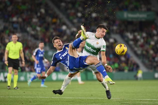 LaLiga Hypermotion, Elche CF v Real Oviedo ELCHE, SPAIN - APRIL 5: Francisco Mascarenha Centre-Forward of Real Oviedo competes for the ball with Nico Fernandez Left-Back of Elche CF during the LaLiga Hypermotion match between Elche CF and Real Oviedo at Manuel Martinez Valero Stadium, on April 5, 2024 in Elche, Spain. (Photo By Francisco Macia Photo Players Images) Elche Estadio Manuel Martinez Valero Alicante Spain Copyright: xFranciscoxMacia PhotoxPlayersxImagesx