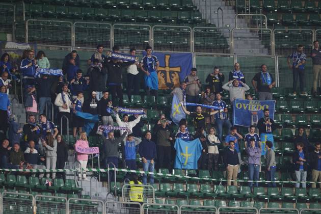 LaLiga Hypermotion, Elche CF v Real Oviedo ELCHE, SPAIN - APRIL 5: Fans of Real Oviedo celebrates a victory after the LaLiga Hypermotion match between Elche CF and Real Oviedo at Manuel Martinez Valero Stadium, on April 5, 2024 in Elche, Spain. (Photo By Francisco Macia Photo Players Images) Elche Estadio Manuel Martinez Valero Alicante Spain Copyright: xFranciscoxMacia PhotoxPlayersxImagesx