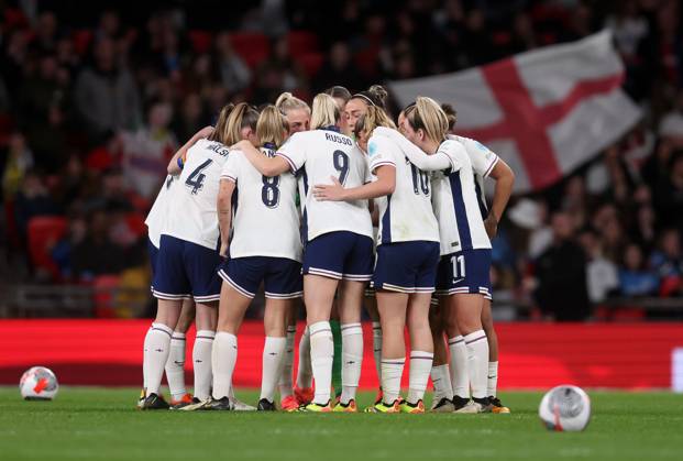 London, England, 5th April 2024. The England team huddle during the UEFA Women s European Qualifier match at Wembley Stadium, London. Picture: Paul Terry Sportimage EDITORIAL USE ONLY. No use with unauthorised audio, video, data, fixture lists, club league logos or live services. Online in-match use limited to 120 images, no video emulation. No use in betting, games or single club league player publications. SPI-3058-0035