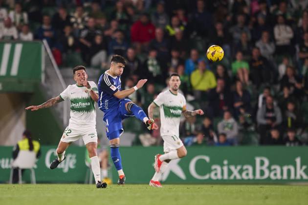 LaLiga Hypermotion, Elche CF v Real Oviedo ELCHE, SPAIN - APRIL 5: Nico Fernandez Left-Back of Elche CF competes for the ball with Santiago Colombatto Defensive Midfield of Real Oviedo during the LaLiga Hypermotion match between Elche CF and Real Oviedo at Manuel Martinez Valero Stadium, on April 5, 2024 in Elche, Spain. (Photo By Francisco Macia Photo Players Images) Elche Estadio Manuel Martinez Valero Alicante Spain Copyright: xFranciscoxMacia PhotoxPlayersxImagesx