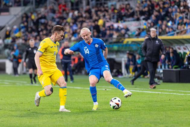 WROCLAW 26.03.2024 FINALOWY MECZ BARAZOWY ELIMINACJE DO MISTRZOSTW EUROPY 2024: UKRAINA - ISLANDIA --- UEFA EURO, EM, Europameisterschaft,Fussball 2024 QUALIFICATION FINAL PLAY-OFF MATCH IN WROCLAW: UKRAINE - ISLAND nz KOLBEINN FINNSSON VIKTOR TSYGANKOV FOT. ERNEST KOLODZIEJ 400mm.pl NEWSPIX.PL --- Newspix.pl 20240326_KOL1658