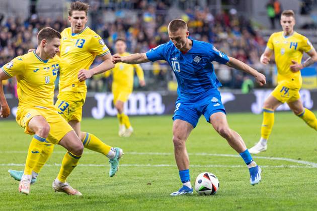 WROCLAW 26.03.2024 FINALOWY MECZ BARAZOWY ELIMINACJE DO MISTRZOSTW EUROPY 2024: UKRAINA - ISLANDIA --- UEFA EURO, EM, Europameisterschaft,Fussball 2024 QUALIFICATION FINAL PLAY-OFF MATCH IN WROCLAW: UKRAINE - ISLAND nz ALBERT GUDMUNDSSON MYKOLA MATVIENKO ILYA ZABARNY FOT. ERNEST KOLODZIEJ 400mm.pl NEWSPIX.PL --- Newspix.pl 20240326_KOL1681