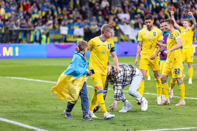 WROCLAW 26.03.2024 FINALOWY MECZ BARAZOWY ELIMINACJE DO MISTRZOSTW EUROPY 2024: UKRAINA - ISLANDIA --- UEFA EURO, EM, Europameisterschaft,Fussball 2024 QUALIFICATION FINAL PLAY-OFF MATCH IN WROCLAW: UKRAINE - ISLAND nz OLEKSANDR ZINCHENKO MYKOLA MATVIENKO ROMAN YAREMCHUK KIBICE NA BOISKU FLAGA UKRAINY FOT. ERNEST KOLODZIEJ 400mm.pl NEWSPIX.PL --- Newspix.pl 20240326_KOL1842
