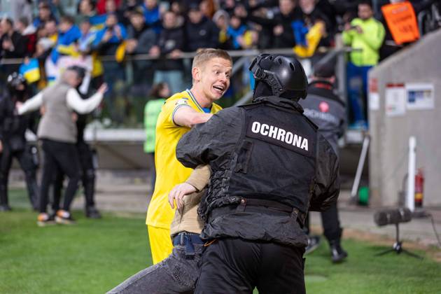 WROCLAW 26.03.2024 FINALOWY MECZ BARAZOWY ELIMINACJE DO MISTRZOSTW EUROPY 2024: UKRAINA - ISLANDIA --- UEFA EURO, EM, Europameisterschaft,Fussball 2024 QUALIFICATION FINAL PLAY-OFF MATCH IN WROCLAW: UKRAINE - ISLAND nz OLEKSANDR ZINCHENKO OCHRONA KIBIC SECURITY FAN FOT. ERNEST KOLODZIEJ 400mm.pl NEWSPIX.PL --- Newspix.pl 20240326_KOL1871