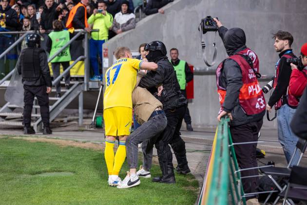 WROCLAW 26.03.2024 FINALOWY MECZ BARAZOWY ELIMINACJE DO MISTRZOSTW EUROPY 2024: UKRAINA - ISLANDIA --- UEFA EURO, EM, Europameisterschaft,Fussball 2024 QUALIFICATION FINAL PLAY-OFF MATCH IN WROCLAW: UKRAINE - ISLAND nz OLEKSANDR ZINCHENKO OCHRONA KIBIC SECURITY FAN FOT. ERNEST KOLODZIEJ 400mm.pl NEWSPIX.PL --- Newspix.pl 20240326_KOL1880