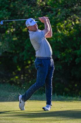 SAN ANTONIO, TX - APRIL 05: Lucas Glover (USA) watches his tee shot on 13 during Rd2 of the Valero Texas Open at TPC San Antonio (Oaks Course) on April 5, 2024, in San Antonio, Texas. (Photo by Ken Murray Icon Sportswire) GOLF: APR 05 PGA, Golf Herren Valero Texas Open EDITORIAL USE ONLY Icon2404050132