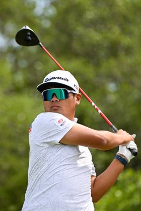 SAN ANTONIO, TX - APRIL 05: Ryo Hisatsune (JPN) watches his tee shot on 12 during Rd2 of the Valero Texas Open at TPC San Antonio (Oaks Course) on April 5, 2024, in San Antonio, Texas. (Photo by Ken Murray Icon Sportswire) GOLF: APR 05 PGA, Golf Herren Valero Texas Open EDITORIAL USE ONLY Icon2404050682