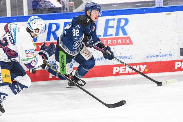 Straubing Tigers vs Grizzlys Wolfsburg, Ice Hockey, German Ice Hockey League, Penny DEL, Matchday 3 Playoffs Quarterfinals, Season 2022 2023, 19 03 2023 Marcel Brandt Straubing Tigers at the boards against Thomas Schemitsch Eisbären Eisbaeren Berlin , Ice Hockey Men, German Ice Hockey League, Penny DEL, PlayOffs Semi-Final, Matchday 4, Season 2023 2024 on 07 04 2024 at the Eisstadion am Pulverturm, Straubing Tigers blue against Eisbären Eisbaeren Berlin white