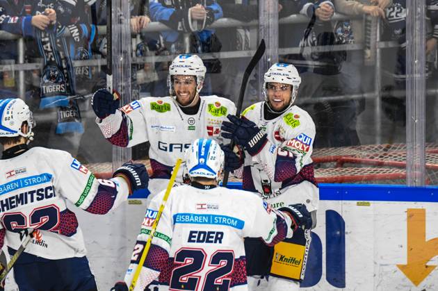 Straubing Tigers vs Grizzlys Wolfsburg, Ice Hockey, Deutsche Eishockey Liga, Penny DEL, 3 Spieltag Playoffs Viertelfinale, Saison 2022 2023, 19 03 2023 Frederik Tiffels, Tobias Eder and Thomas Schemitsch Eisbären Eisbaeren Berlin celebrate the goal, Ice Hockey Men, German Ice Hockey League, Penny DEL, PlayOffs Semi-Final, Matchday 4, Season 2023 2024 on 07 04 2024 at the Eisstadion am Pulverturm, Straubing Tigers blue against Eisbären Eisbaeren Berlin white
