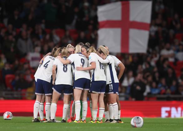 London, England, 5th April 2024.The England team huddle during the UEFA Women s European Qualifier match at Wembley Stadium, London. Picture: Paul Terry Sportimage EDITORIAL USE ONLY. No use with unauthorised audio, video, data, fixture lists, club league logos or live services. Online in-match use limited to 120 images, no video emulation. No use in betting, games or single club league player publications. SPI-3058-0114