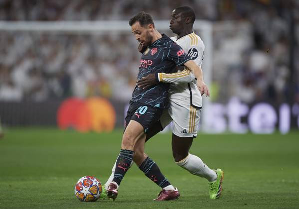 2024-04-09 Real Madrid CF v Manchester City - Quarter-final First Leg - UEFA Champions League 2023 24 MADRID, SPAIN - APRIL 9: Ferland Mendy of Real Madrid CF competes for the ball with Bernardo Silva of Manchester City during the Quarter-final First Leg - UEFA Champions League match between Real Madrid CF and Manchester City at Estadio Santiago Bernabeu on April 9, 2024 in Madrid, Spain. (Photo by Pablo Morano BSR Agency) Madrid Spain Content not available for redistribution in The Netherlands directly or indirectly through any third parties. Copyright: xBSRxAgencyx