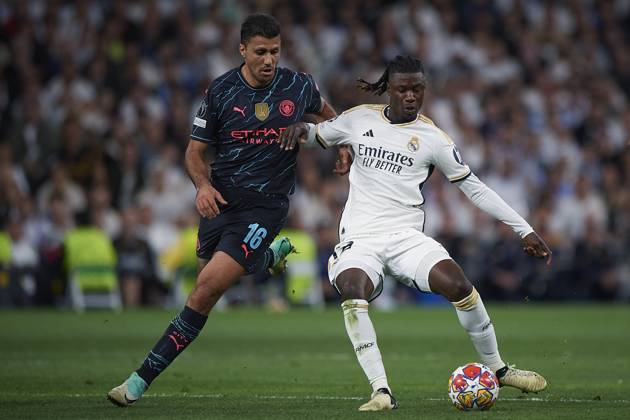 2024-04-09 Real Madrid CF v Manchester City - Quarter-final First Leg - UEFA Champions League 2023 24 MADRID, SPAIN - APRIL 9: Eduardo Camavinga of Real Madrid CF competes for the ball with Rodri of Manchester City during the Quarter-final First Leg - UEFA Champions League match between Real Madrid CF and Manchester City at Estadio Santiago Bernabeu on April 9, 2024 in Madrid, Spain. (Photo by Pablo Morano BSR Agency) Madrid Spain Content not available for redistribution in The Netherlands directly or indirectly through any third parties. Copyright: xBSRxAgencyx